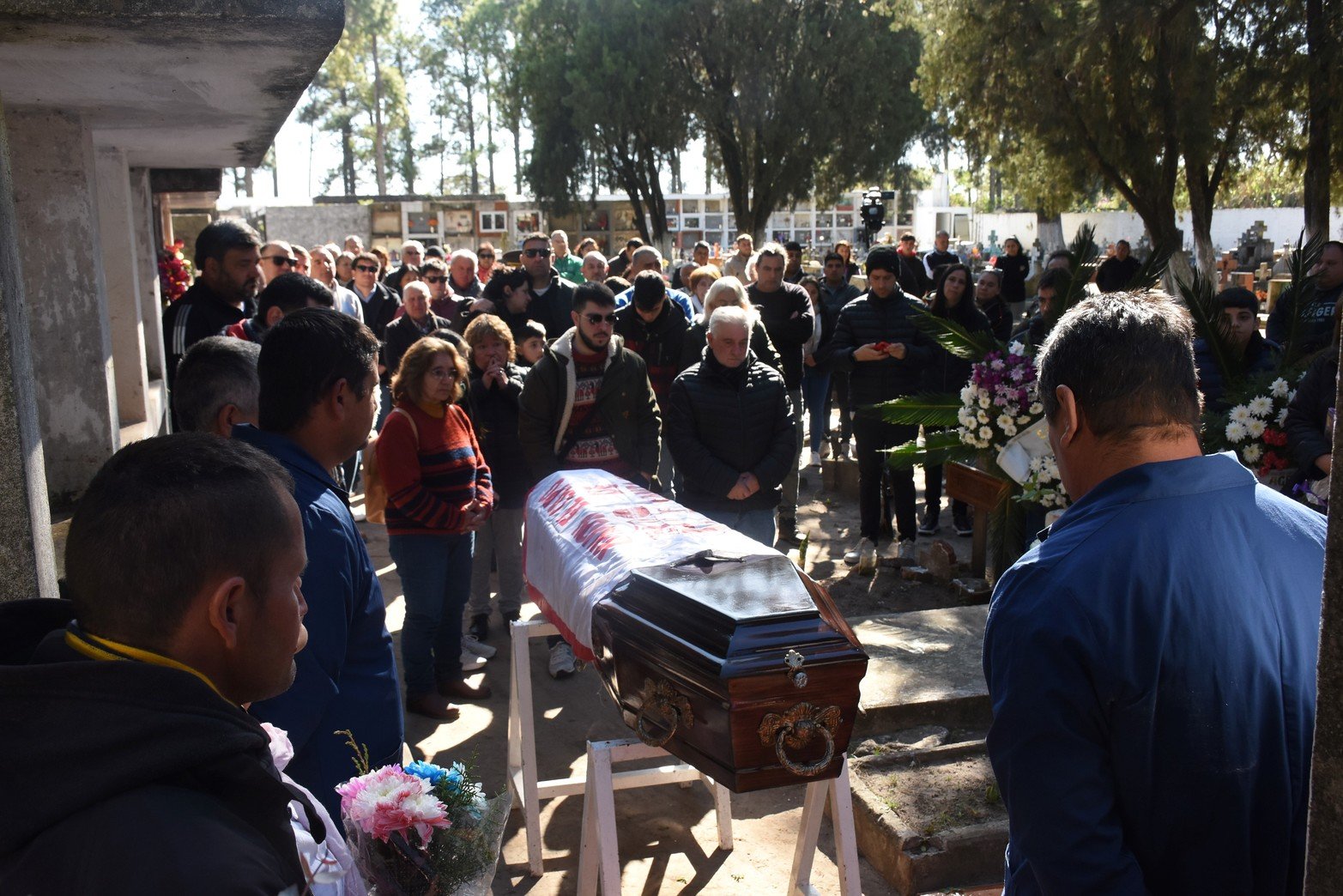 Hijos, nietos y amigos le dieron el último adiós al chofer asesinado por el ex cadete del Liceo. Foto: Flavio Raina