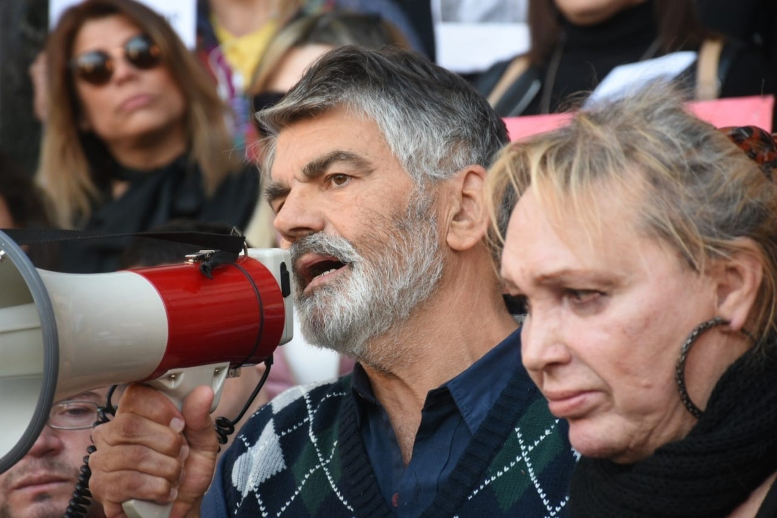 Al igual que el acto que se desarrolló de forma espontánea esta mañana, los presentes durante el acto de este lunes por la tarde se mostraron muy acongojados por el crimen.