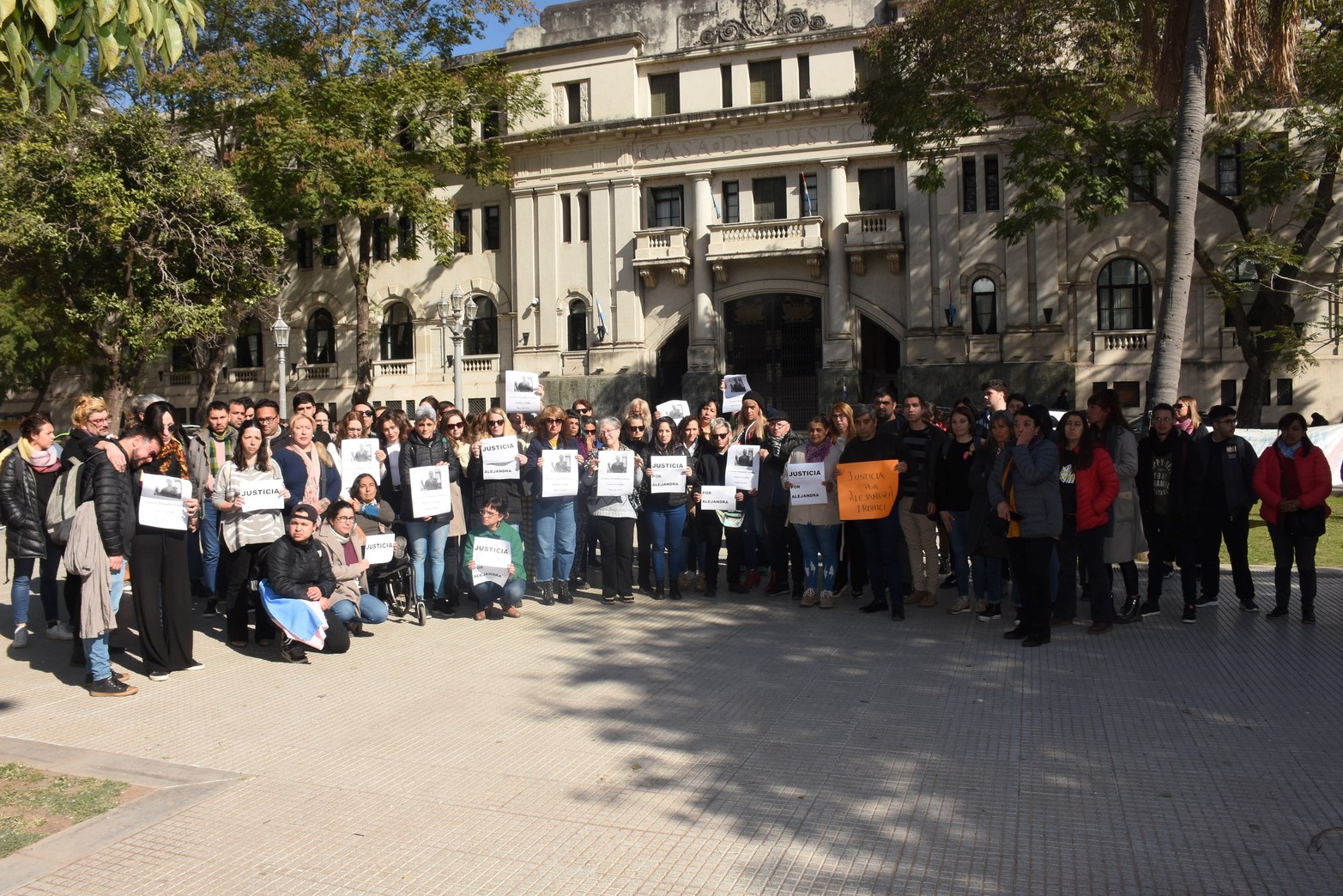 De espaldas a Tribunales. Familiares, amigos y militantes se concentraron en plaza 25 de Mayo. Foto Mauricio Garín