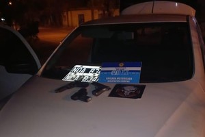 Las armas secuestradas junto al vehículo en el que se conducían los delincuentes.