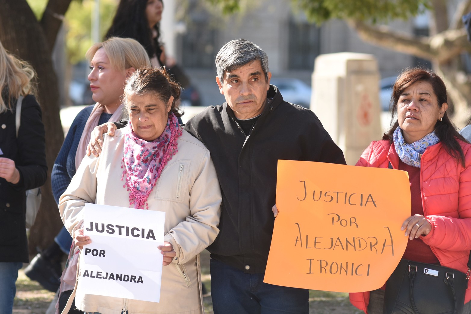 Los hermanos de Alejandra presente en la concentración por la muerte de Alejandra Ironici. Foto Mauricio Garín
