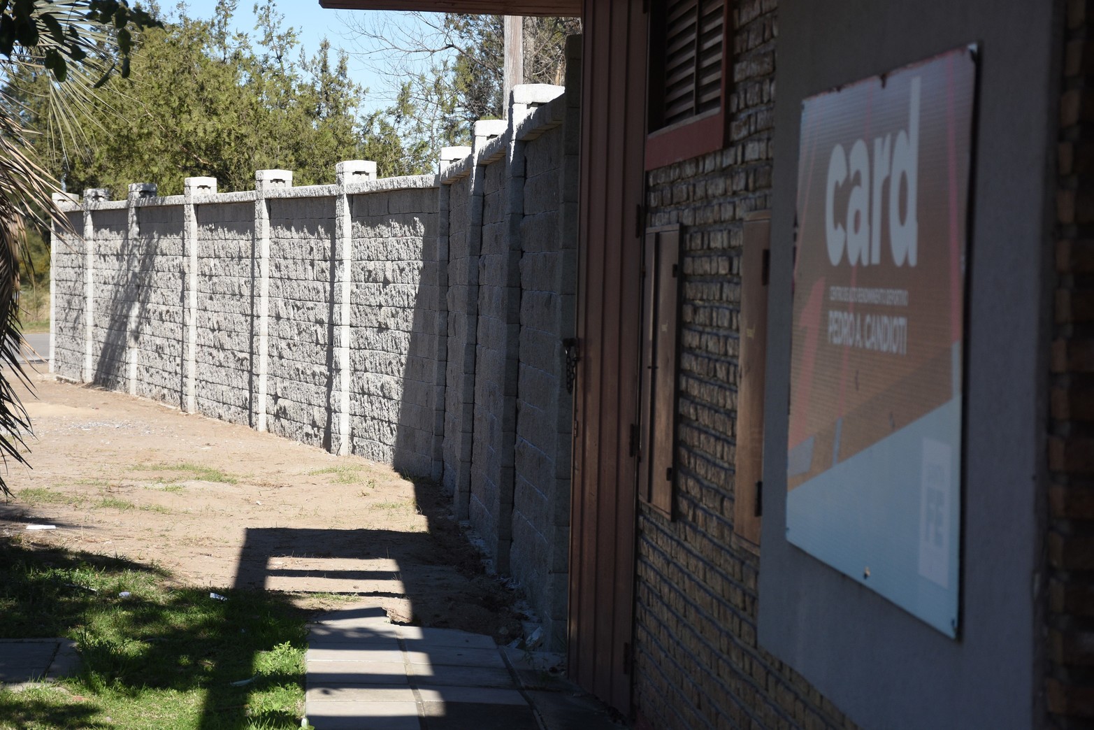 Obras en el CARD. Un sector del tapial es de ladrillos. Foto Mauricio Garín