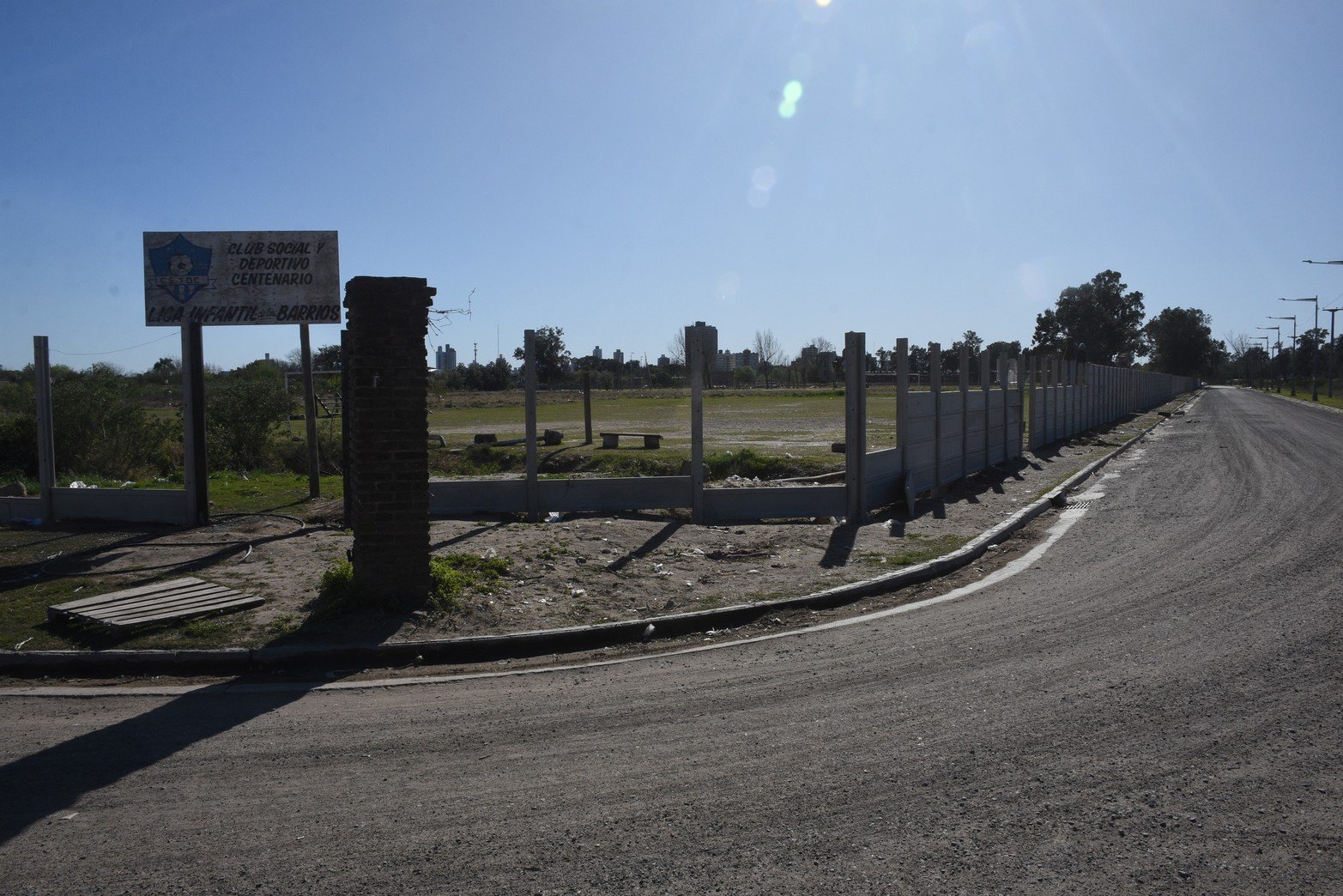 Obras en el CARD. El terreno del CARD linda con barrio Centenario. Foto Mauricio Garín