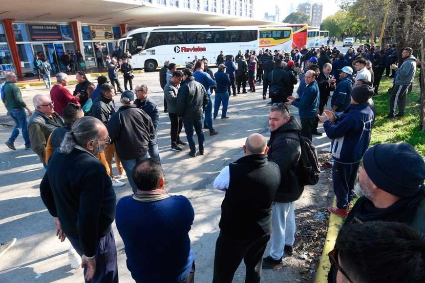 La protesta en la terminal de colectivos santafesina. Crédito: Mauricio Garín