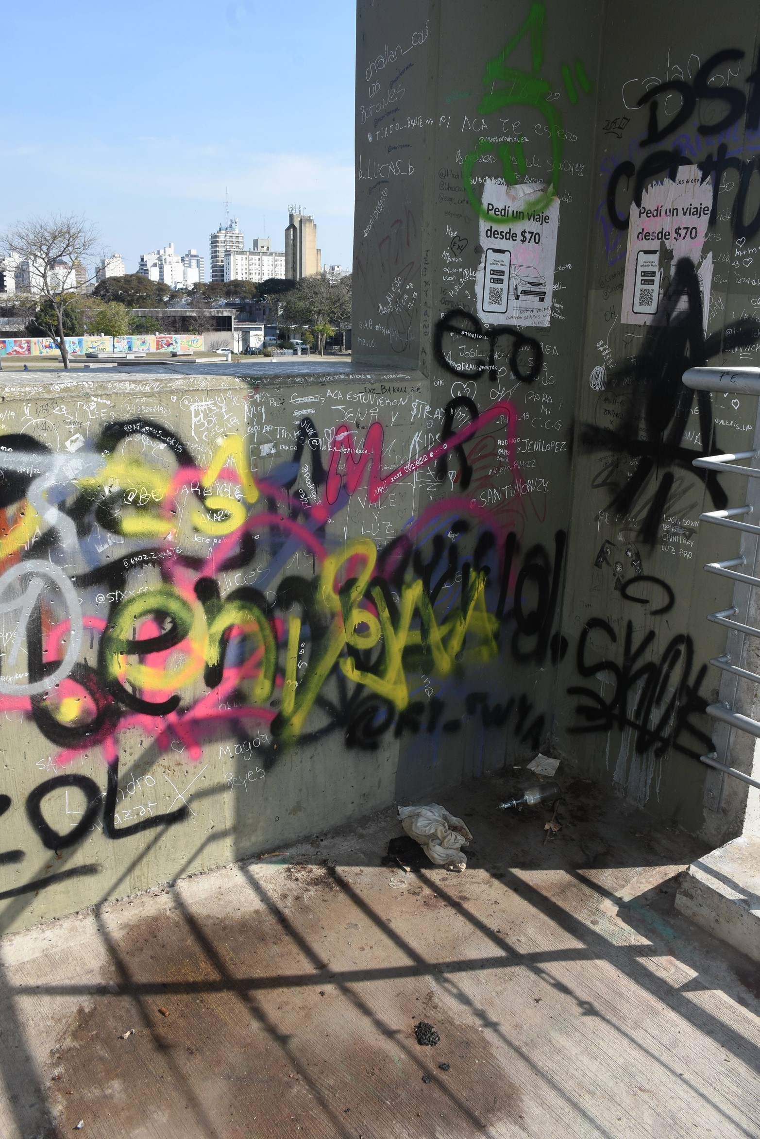 El ascensor y la escalera están rotos, sucios y vandalizados, y dan una mala imagen de la ciudad a los turistas y quienes pasean por la zona de acceso al Puerto de Santa Fe.