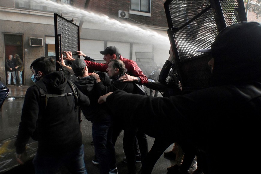 En fotos: primeros incidentes frente al domicilio de Cristina Kirchner