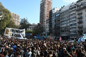 Los militantes en cercanías a la casa de Cristina Kirchner. Crédito: Pablo Añeli