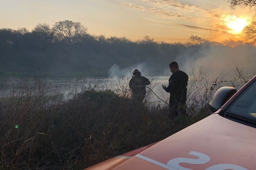 Personal de bomberos en acción. Crédito: El Litoral