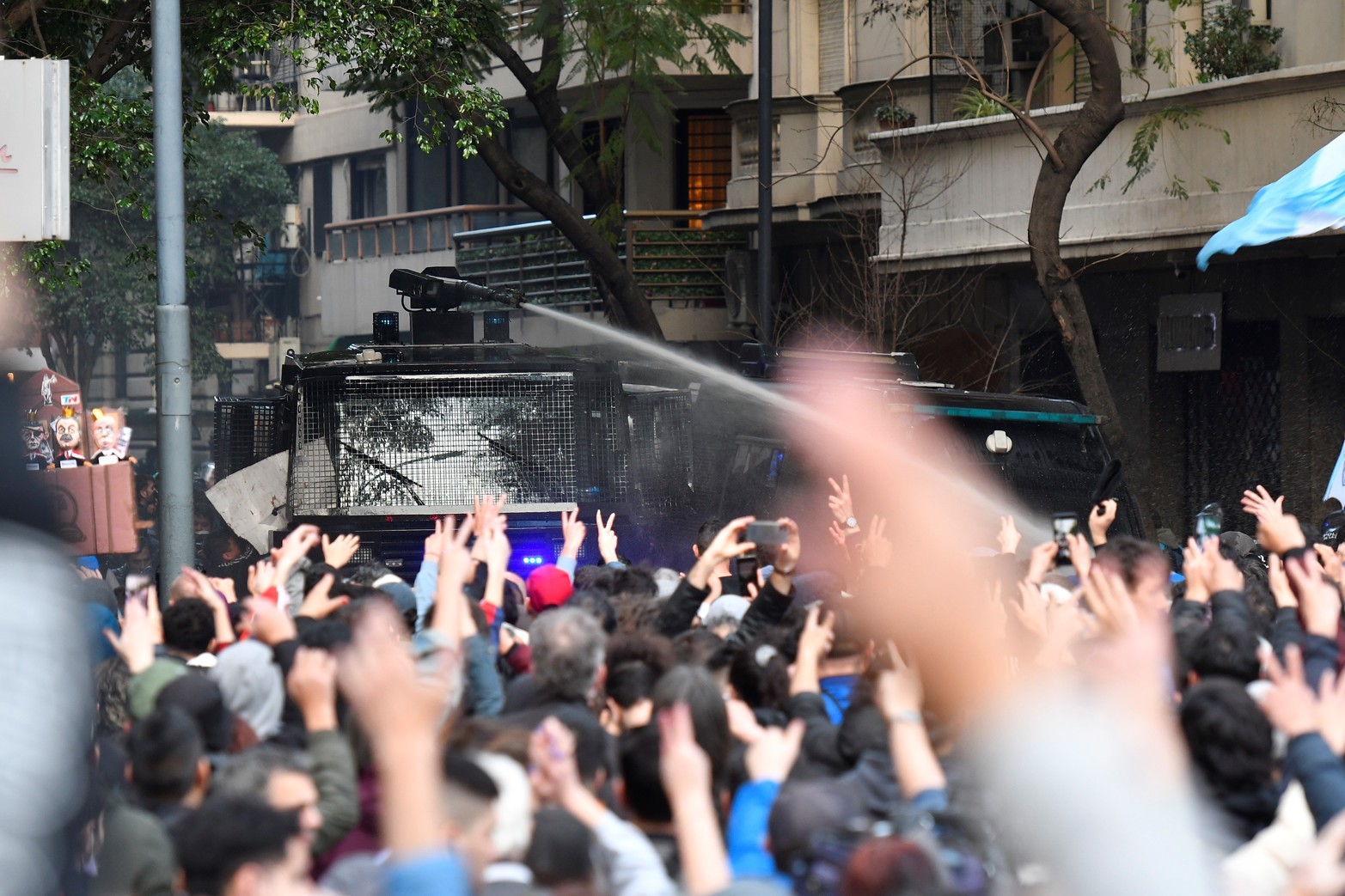 La intervención policial para intentar controlar el avance. Crédito: Eliana Obregón Telam