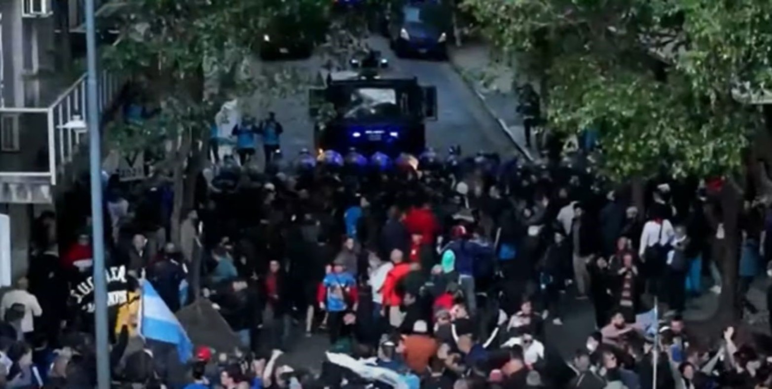 El momento en el que se desarma el cerco sobre calle Uruguay. Crédito: Todo Noticias