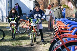 Se instaló una biciestación para uso comunitario y gratuito conformada por bicicletas para personas adultas e infancias, un taller smart de reparación y bicicleteros. Además se hizo entrega de una bicicleta cargo para reciclaje urbano al Sr. Armando Rossi, quien venía desarrollando esa función. Foto: Gobierno de Santa Fe