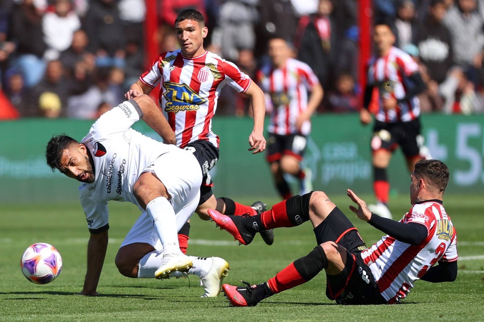 Colón cayó por 1 a 0 ante Barracas Central. El "Sabalero" jugó mal y dejó una imagen preocupante.