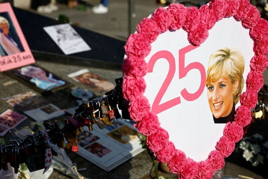 Aficionados reales conmemoran el 25 aniversario de la muerte de la princesa Diana.