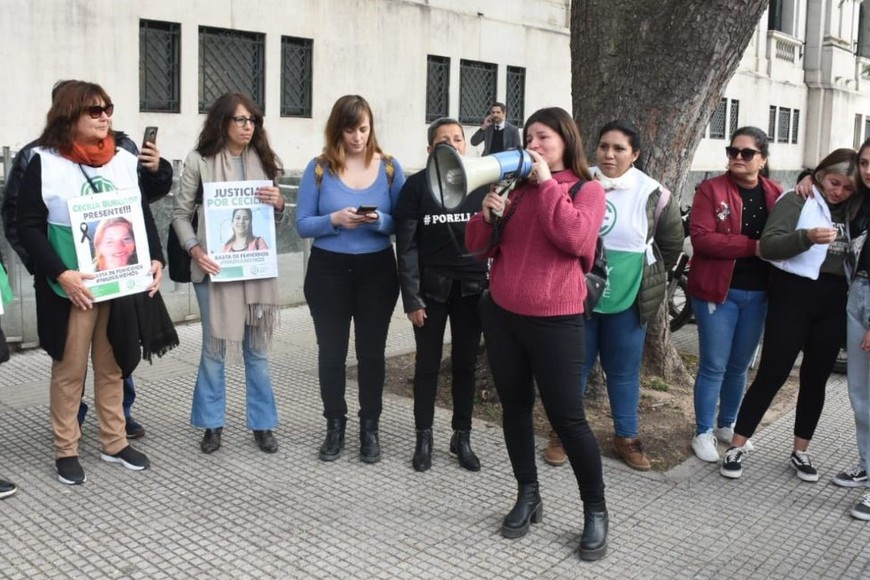 Familiares, amigos y compañeros de trabajo de Cecilia acompañaron la sentencia desde las escalinatas de tribunales. Crédito: Guillemo Di Salvatore