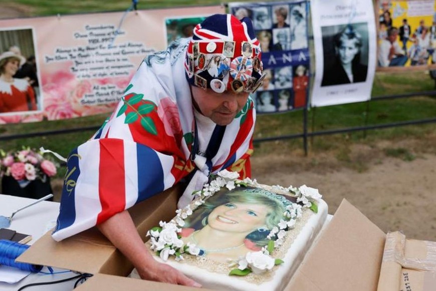 Aficionados reales conmemoran el 25 aniversario de la muerte de la princesa Diana en París.