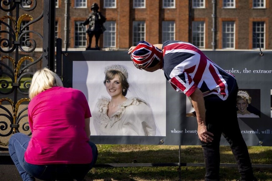Aficionados reales conmemoran el 25 aniversario de la muerte de la princesa Diana en Reino Unido.