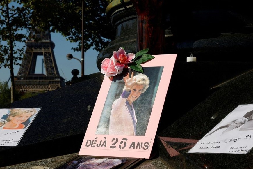Aficionados reales conmemoran el 25 aniversario de la muerte de la princesa Diana en París.