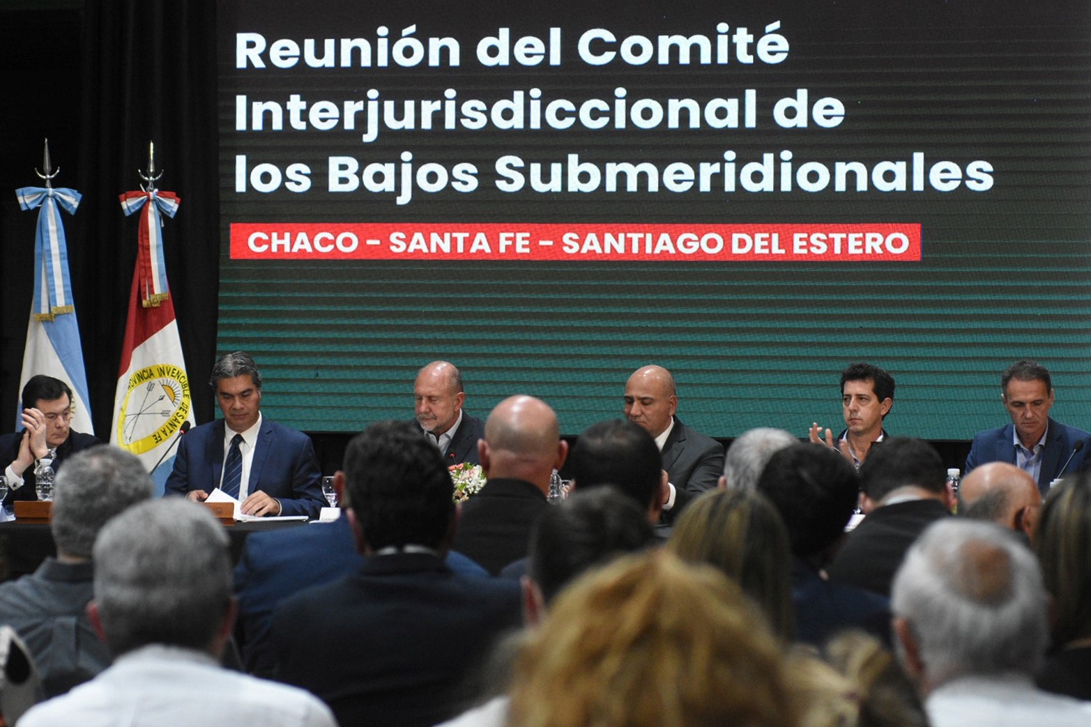 El gobernador Omar Perotti encabezó este miércoles en la ciudad de Tostado, un nuevo encuentro del Comité Interjurisdiccional de los Bajos Submeridionales, que está integrado por las provincias de Santa Fe, Chaco y Santiago del Estero y los ministerios de Obras Públicas y de Interior de la Nación.