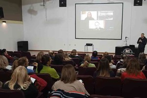 La misma se desarrolló en el Auditorio del Centro de Exposición y Venta de Productos Sancarlinos, con acceso libre y gratuito, estuvo orientada a docentes y referentes institucionales y fue dictada por la Licenciada en Psicología y especialista en Bullying Gisela Rugna de la ONG “Hablemos de Bullying”. Foto: Gobierno de San Carlos Centro