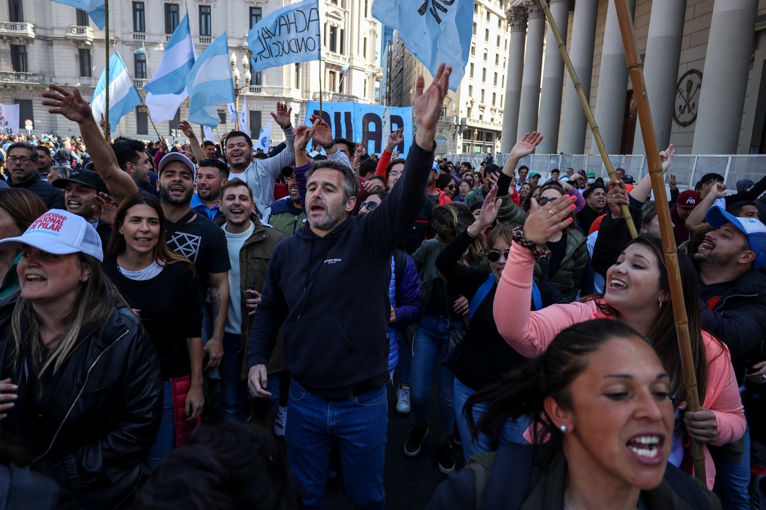 Masiva movilización en Plaza de Mayo en repudio al atentado contra Cristina Kirchner.