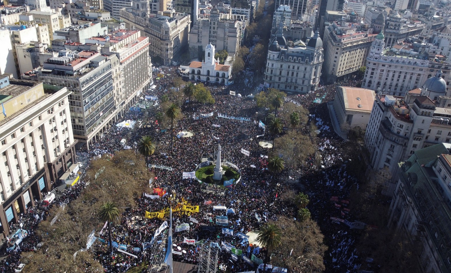 Masiva movilización en Plaza de Mayo en repudio al atentado contra Cristina Kirchner.