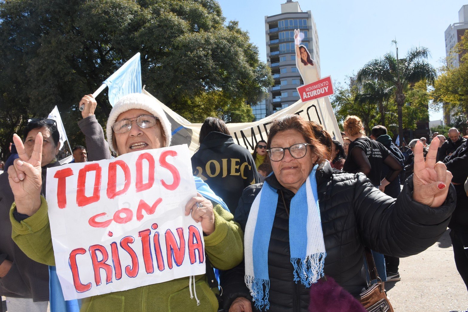 En nuestra ciudad el repudio al ataque a Cristina Kirchner consistió en una movilización que se concentró primero frente a la Legislatura y marchó luego hasta la Casa Gris.