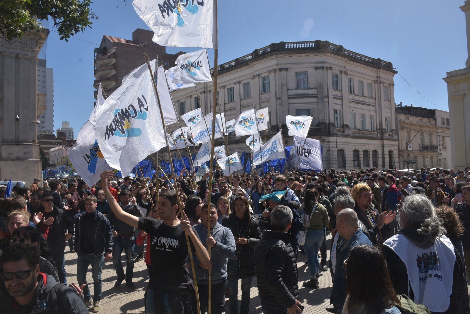 En nuestra ciudad el repudio al ataque a Cristina Kirchner consistió en una movilización que se concentró primero frente a la Legislatura y marchó luego hasta la Casa Gris.