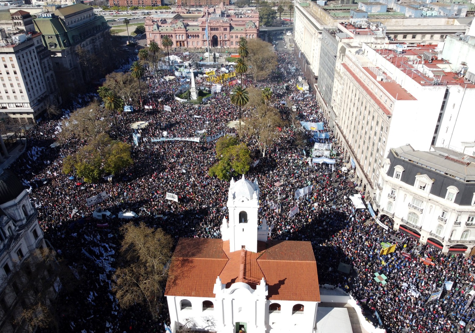 Masiva movilización en Plaza de Mayo en repudio al atentado contra Cristina Kirchner.