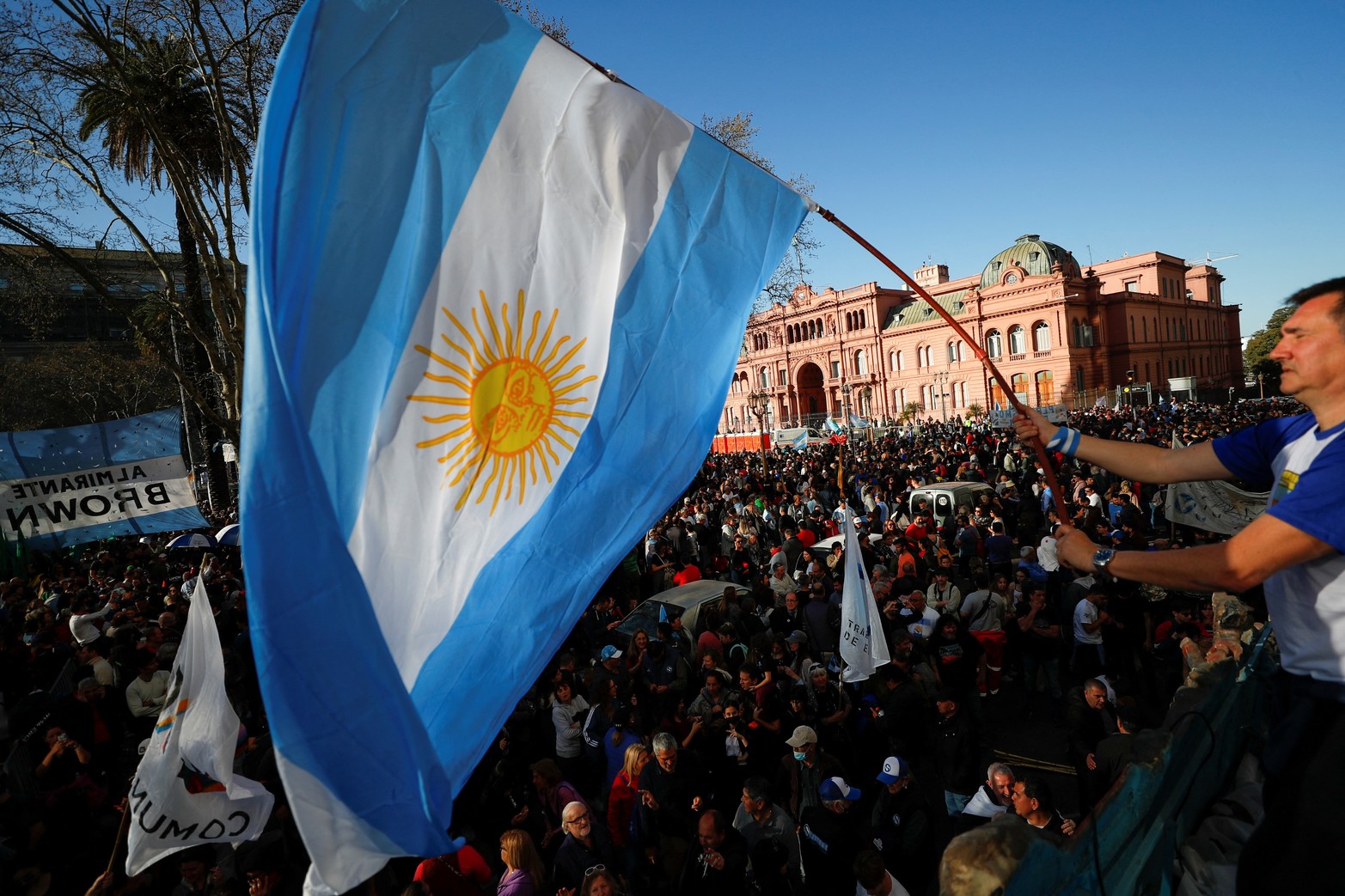 Masiva movilización en Plaza de Mayo en repudio al atentado contra Cristina Kirchner.