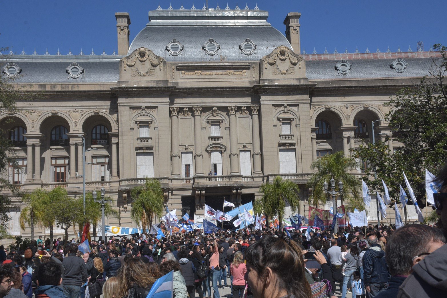 En nuestra ciudad el repudio al ataque a Cristina Kirchner consistió en una movilización que se concentró primero frente a la Legislatura y marchó luego hasta la Casa Gris.