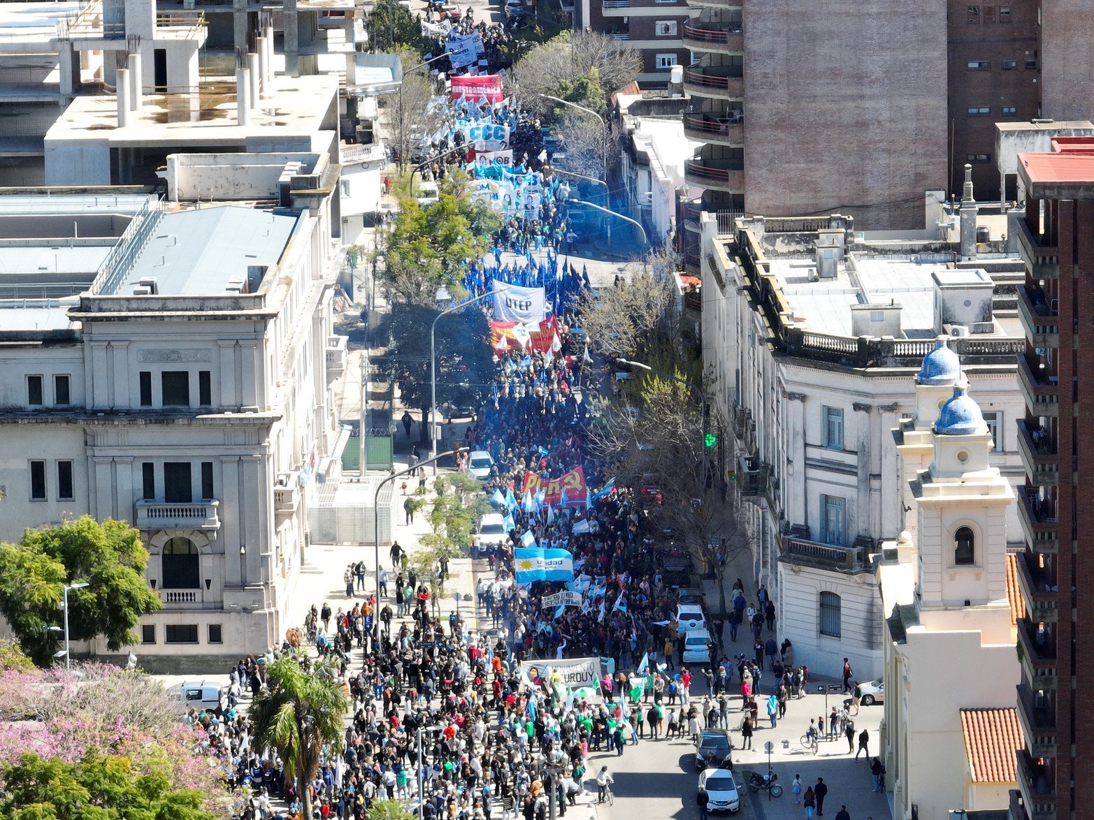 En nuestra ciudad el repudio al ataque a Cristina Kirchner consistió en una movilización que se concentró primero frente a la Legislatura y marchó luego hasta la Casa Gris.