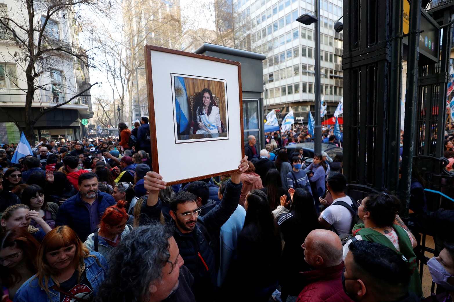 Masiva movilización en Plaza de Mayo en repudio al atentado contra Cristina Kirchner.