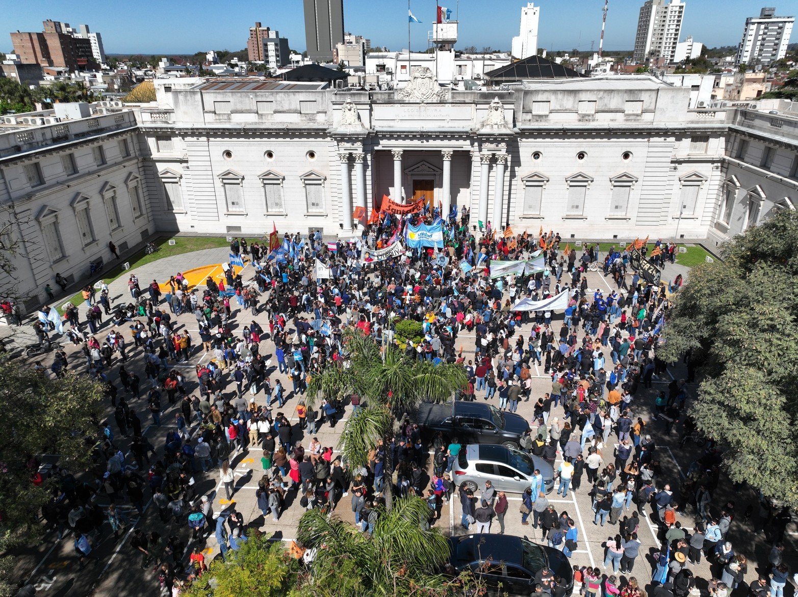 En nuestra ciudad el repudio al ataque a Cristina Kirchner consistió en una movilización que se concentró primero frente a la Legislatura y marchó luego hasta la Casa Gris.