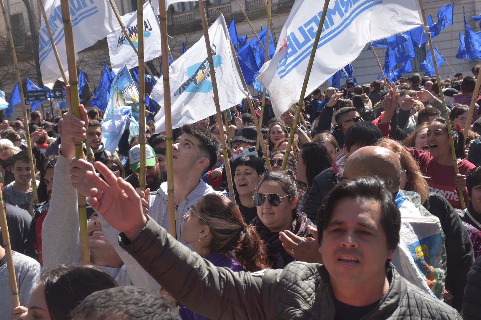 En nuestra ciudad el repudio al ataque a Cristina Kirchner consistió en una movilización que se concentró primero frente a la Legislatura y marchó luego hasta la Casa Gris.