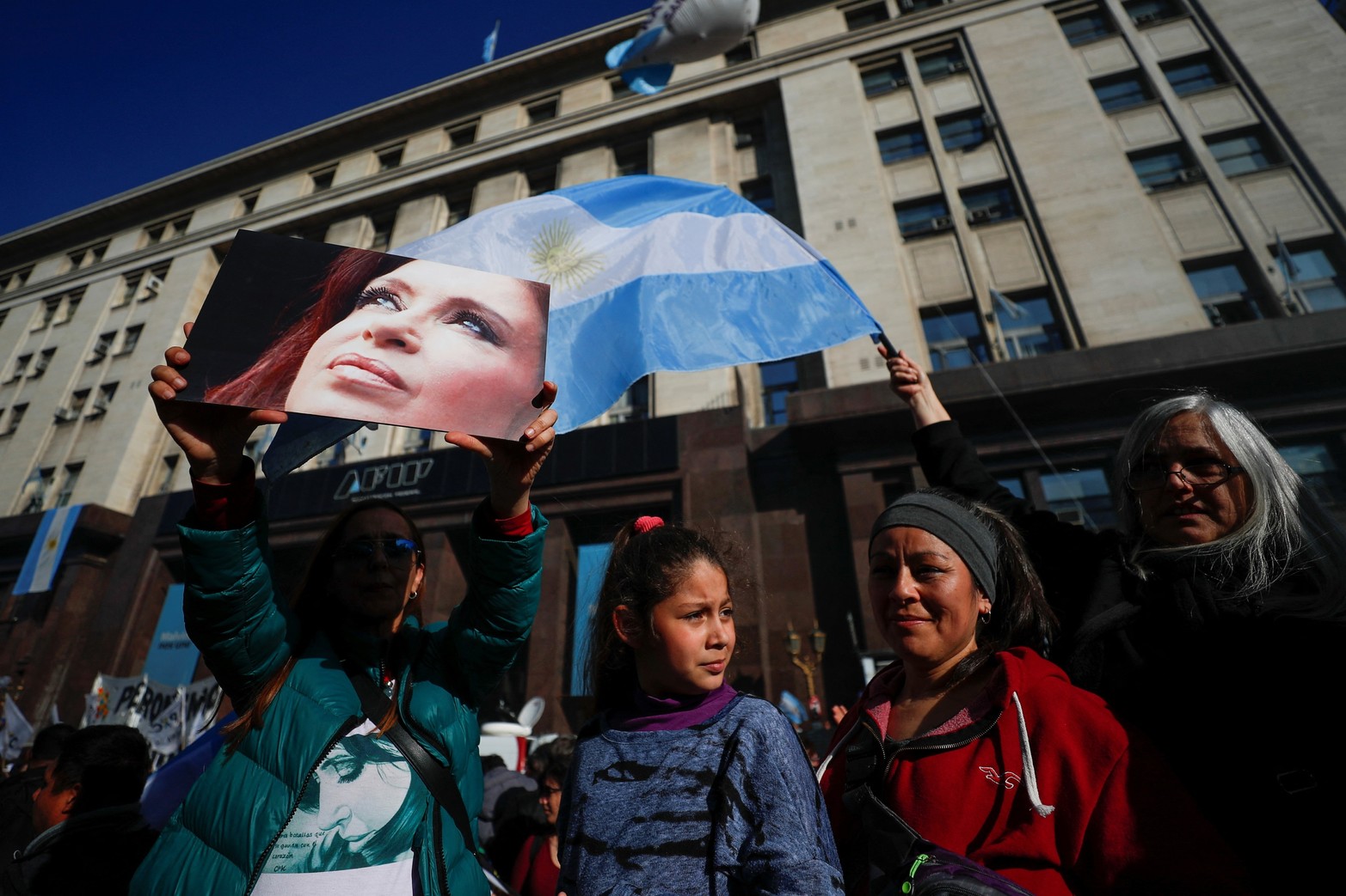 Masiva movilización en Plaza de Mayo en repudio al atentado contra Cristina Kirchner.