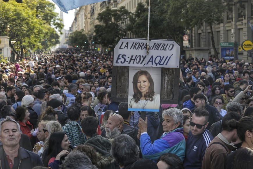 Masiva marcha en Buenos Aires en repudio al atentado contra la vicepresidenta