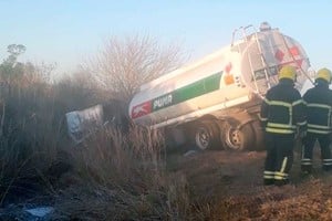 Un camión cisterna y una camioneta impactaron frontalmente