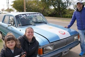 1981. Es el modelo de "La Makinola", este Falcon que llevó a la familia hasta la fábrica de Ford, en Estados Unidos, entre otros destinos visitados. Crédito: Fernando Nicola