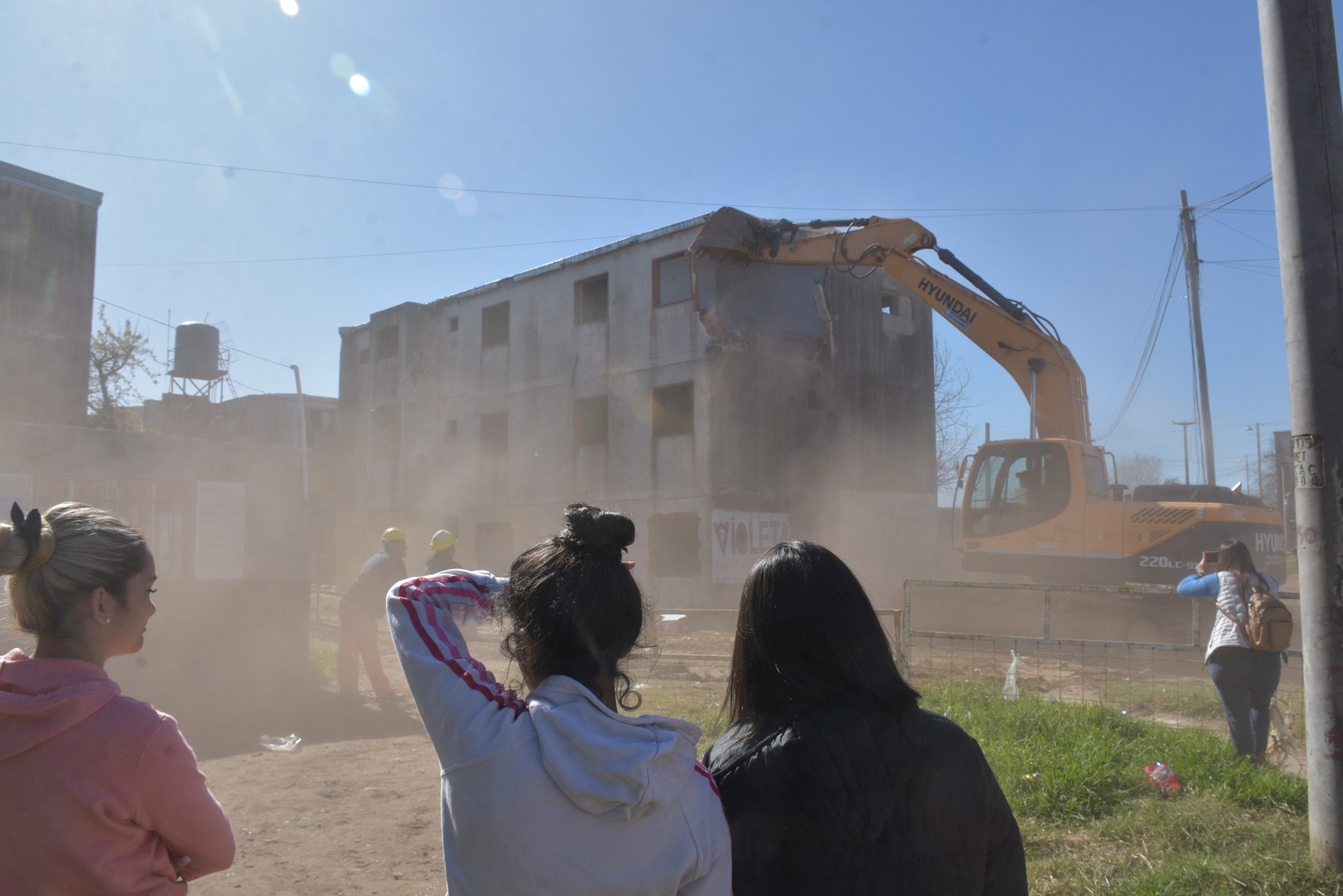 Varios vecinos madrugadores se acercaron hasta el lugar para ser testigos de la demolición del edificio.  Foto Flavio Raina