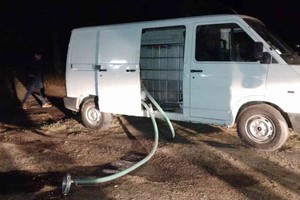 Una Renault Trafic blanca con el tanque y manguera se encuentra secuestrada a disposición de la Justicia.