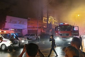 Las fotos mostraban columnas de humo saliendo del bar, situado en un concurrido barrio residencial de la ciudad de Thuan An