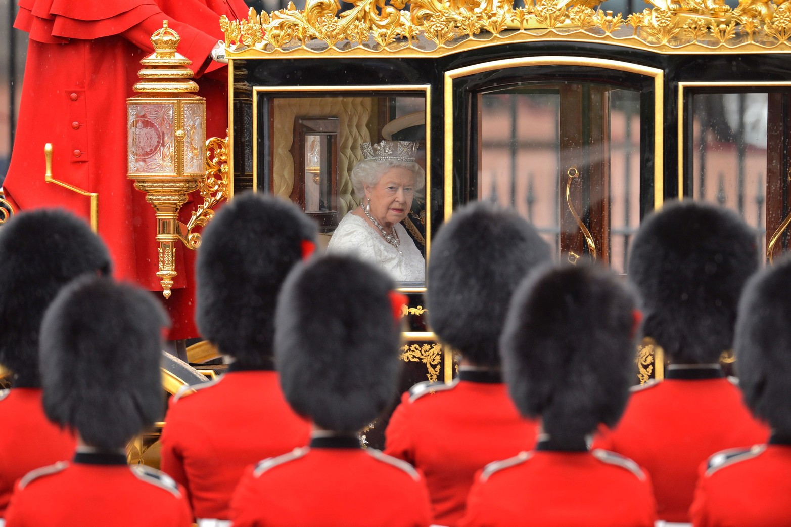 2016. Imagen de la reina Isabel II en su carruaje en Reino Unido.