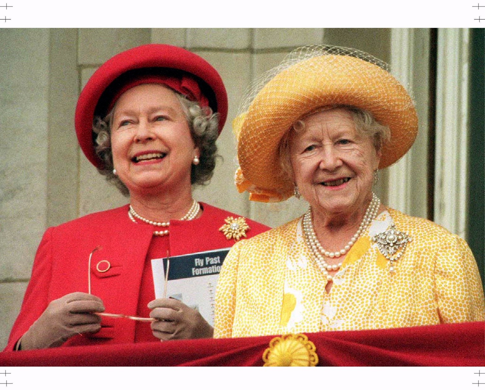 1995. Con la reina madre en el acto por el 50 aniversario de la culminación de la segunda Guerra Mundial. 