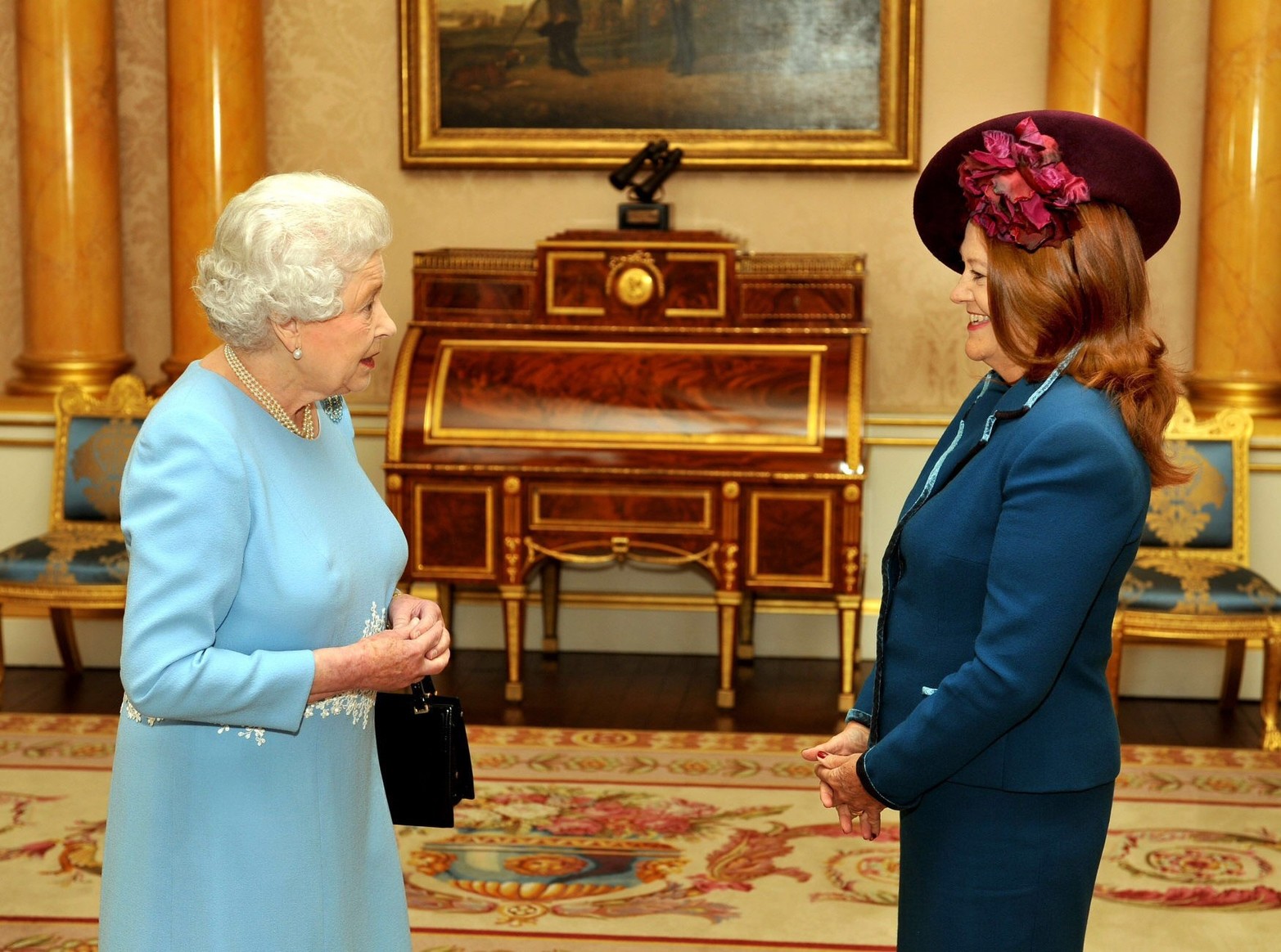 16 de octubre de de 2012.- La embajadora de Argentina en el Reino Unido, Alicia Castro presentó sus cartas credenciales ante la reina Isabel II (i), durante un encuentro en Londres calificado de "muy cálido" y que ayudará a mejorar las relaciones bilaterales. 