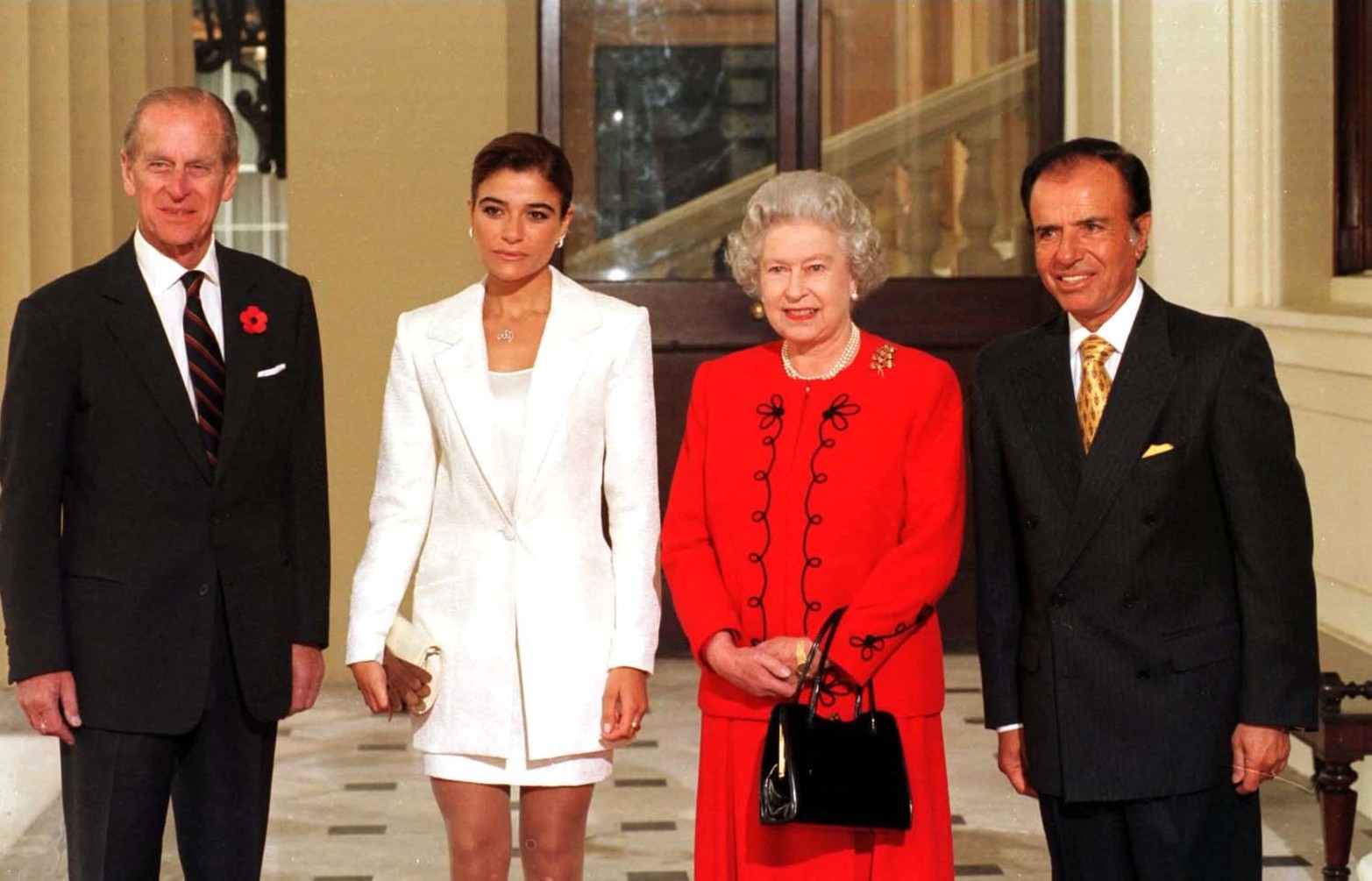 En 1998. Con el presidente Carlos Menem y su hija Zulema.  En un almuerzo en el Palacio de Buckingham. 