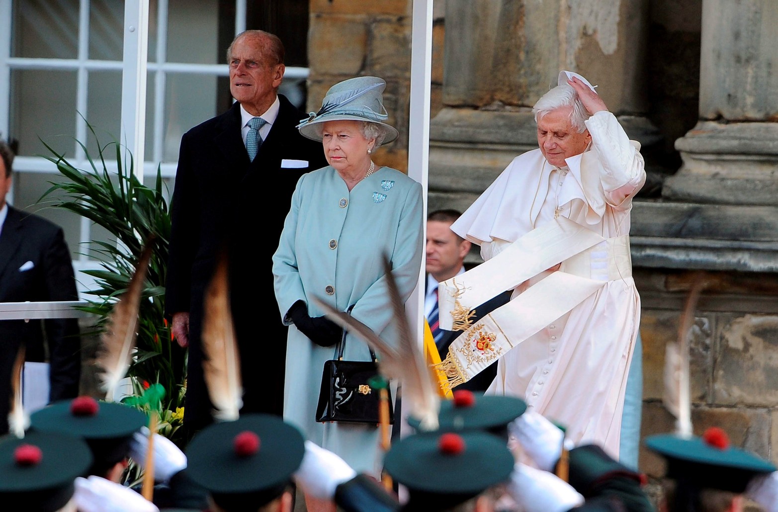 El Papa Benedicto XVI, la reina Isabel II, y el Duque de Edimburgo, durante la ceremonia celebrada en honor al sumo pontífice en el palacio de Holyrood House, en Edimburgo (Reino Unido). 16 de septiembre de 2010.