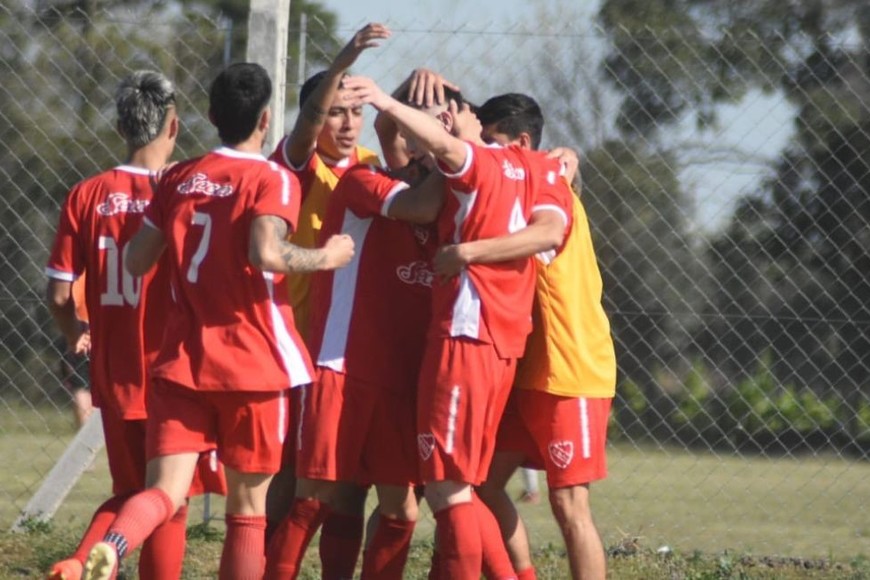 Todos se apuran para ir a saludar a Gabriel Santos, el autor del único gol del partido. Crédito: Luis Cetraro