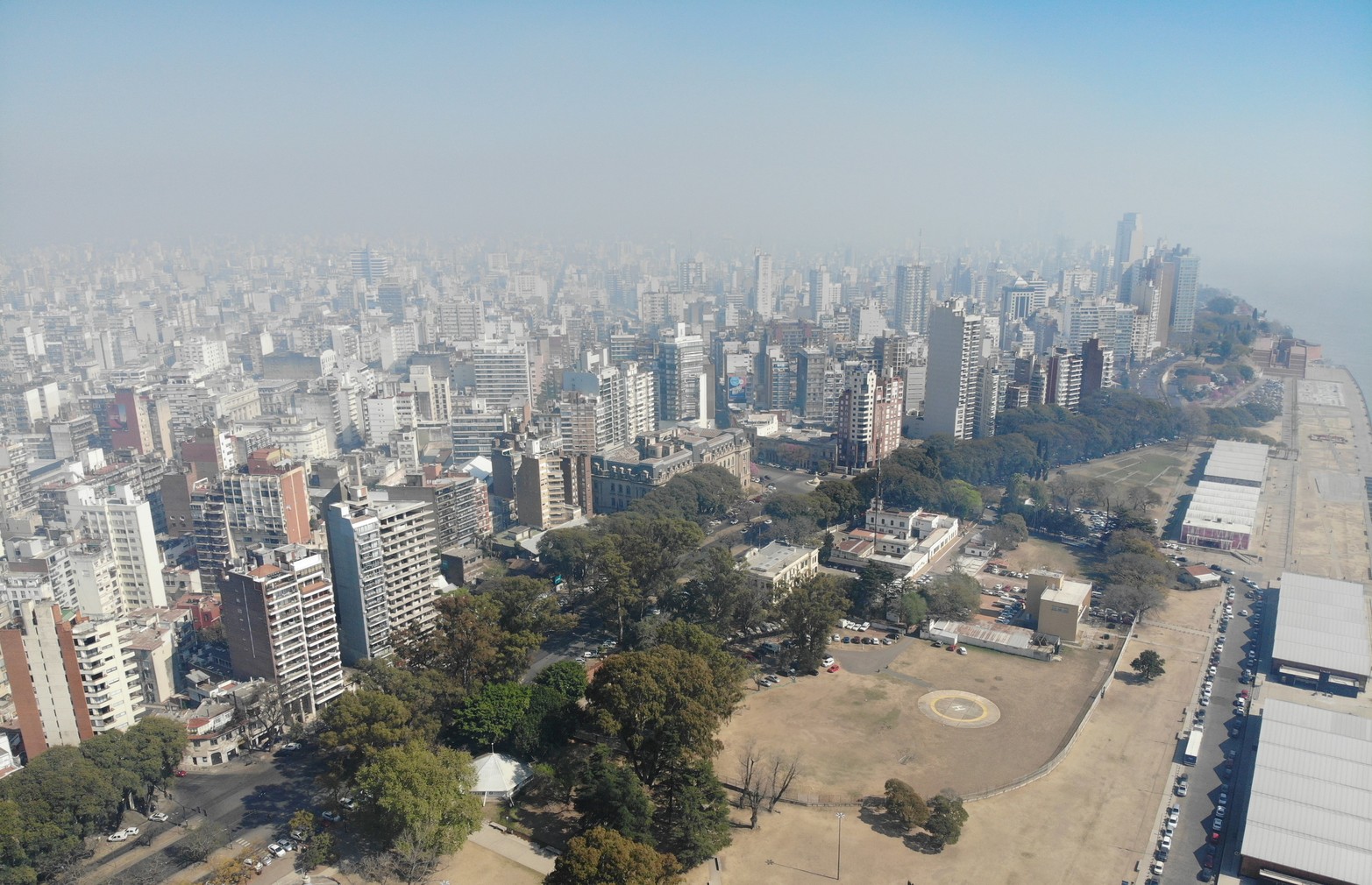 Desde el aire. Así se ve la ciudad con una nube de humo. 