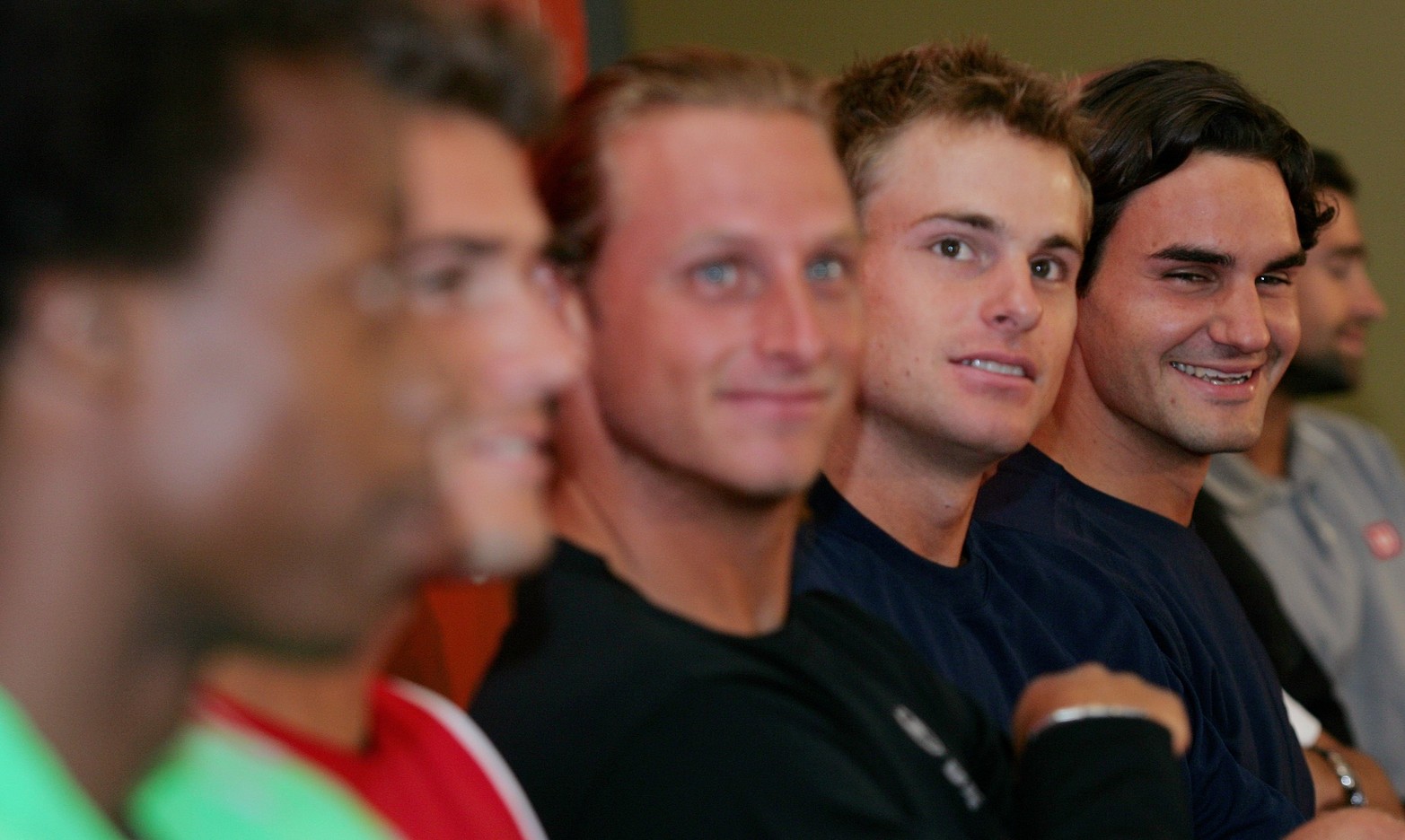 Federer sonríe mientras escucha una pregunta con Andy Roddick de EE. UU., David Nalbandian de Argentina, Tommy Haas de Alemania y el francés Gael Monfils en una conferencia de prensa en la víspera del Kooyong Classic, en Melbourne el 10 de enero de 2006. AFP/William West