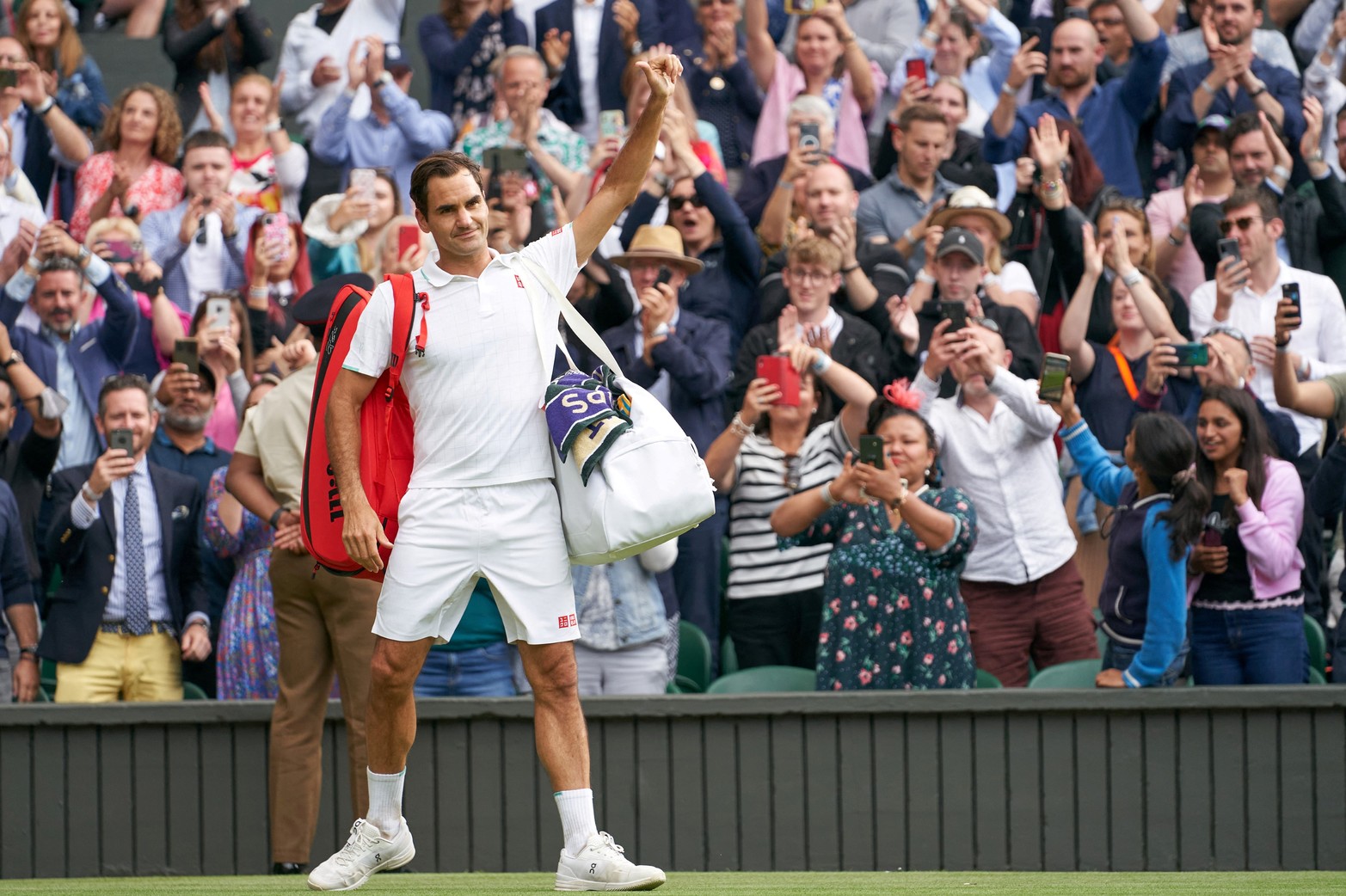  7 de julio de 2021, su último partido. Londres, Reino Unido; Roger Federer se despide de los aficionados de la pista central tras perder ante Hubert Hurkacz en los cuartos de final en el All England Lawn Tennis and Croquet Club.Foto: Peter van den Berg